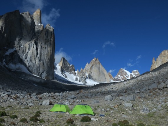 Bazni tabor, z leve Phobrang (5800 m) in Shava Kangri (5728 m)
